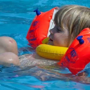 Bild 2: Kinder lernen schwimmen