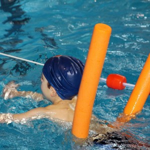 Bild 3: Kinder lernen schwimmen