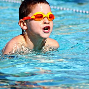 Bild 5: Kinder lernen schwimmen